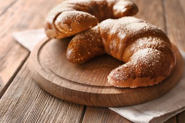 Lezzetli taze hilal ahşap tahta üzerinde rulo