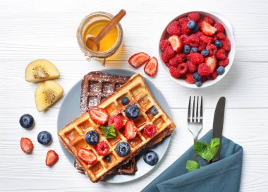 Plaka lezzetli waffle, çilek ve ballı Beyaz ahşap tablo