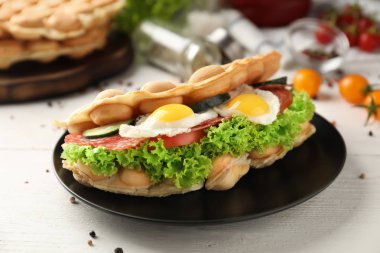 Plaka üzerinde kızarmış yumurta ile lezzetli kabarcık gözleme