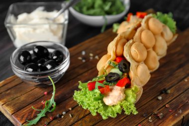 Et ve sebze ahşap tahta üzerinde ile lezzetli kabarcık gözleme