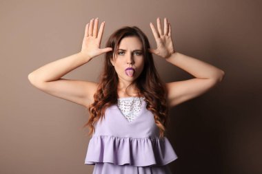 Renk arka plan üzerinde komik genç kadın portresi