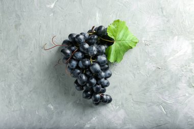 Olgun tatlı üzüm gri dokulu arka plan üzerinde