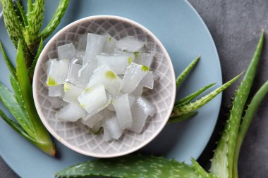 Tablo, üstten görünüm soyulmuş aloe vera ile kase