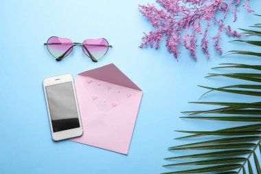 Güzel tropikal cep telefonu, güneş gözlüğü ve zarf ile renk arka plan üzerinde bırakır