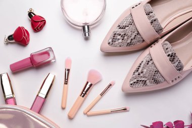 Kadın ayakkabı ve açık renkli kozmetik kompozisyonu
