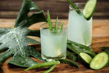 Taze aloe vera suyu salatalık ahşap tahta üzerinde ile gözlük