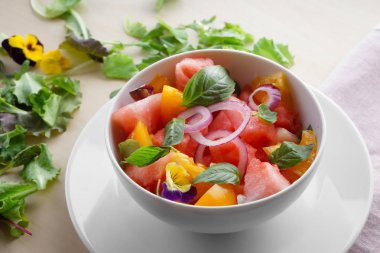 Tabak salataya lezzetli karpuz ile kase