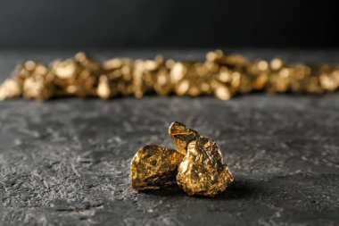Karanlık masada altın nuggets