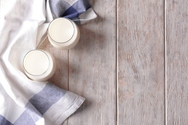 Ahşap arka plan üzerinde süt bardak