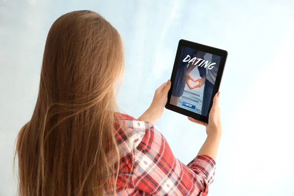 Mujer Joven Con Tableta Utilizando Sitio Web Para Citas Línea — Foto de Stock