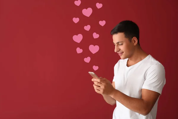 Hombre Joven Que Usa Teléfono Móvil Para Citas Línea Fondo — Foto de Stock