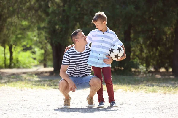 Niño Papá Con Pelota Fútbol Aire Libre —  Fotos de Stock