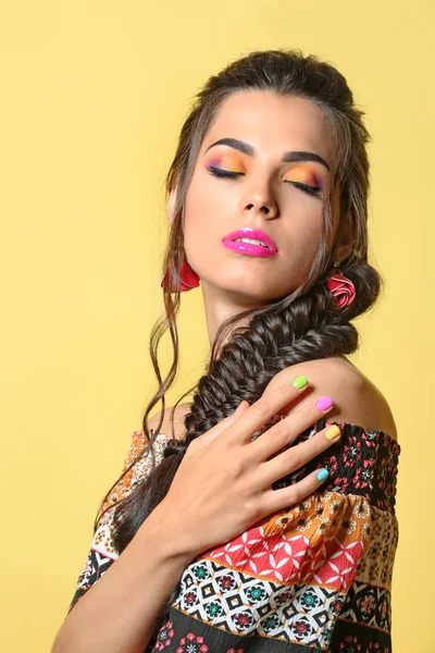 Mooie Jonge Vrouw Met Professionele Manicure Kleur Achtergrond — Stockfoto