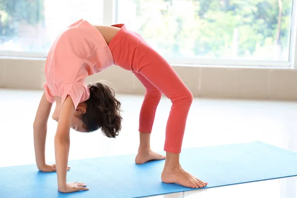 Liten Flicka Praktisera Yoga Inomhus — Stockfoto