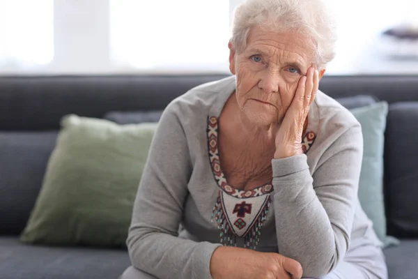Депрессивная Пожилая Женщина Дома — стоковое фото