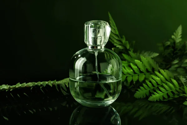Flasche Parfüm Mit Tropischen Blättern Auf Dunklem Hintergrund — Stockfoto