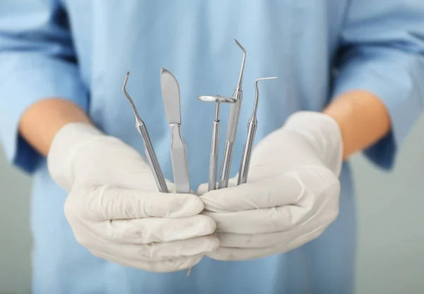 Dentista Che Tiene Gli Strumenti Inossidabili Primo Piano — Foto Stock