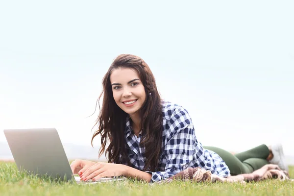 Щаслива Молода Жінка Ноутбуком Відпочиває Зеленій Траві Відкритому Повітрі — стокове фото