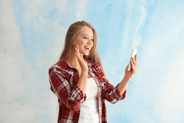 Junge Frau Mit Handy Beim Online Dating Auf Hellem Hintergrund — Stockfoto