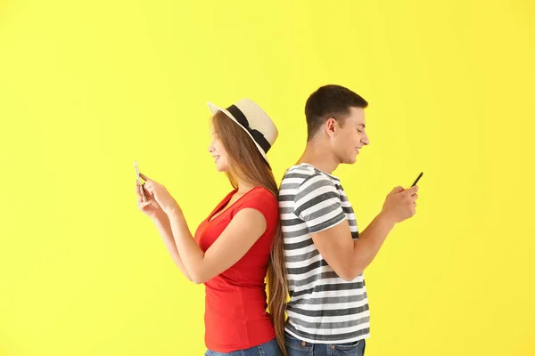 Young Couple Mobile Phones Color Background — Stock Photo, Image
