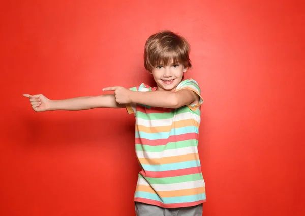 Μικρό Αγόρι Shirt Οδηγεί Κάτι Που Χρώμα Φόντου — Φωτογραφία Αρχείου