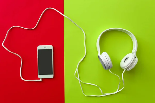 Teléfono Móvil Con Auriculares Sobre Fondo Color — Foto de Stock