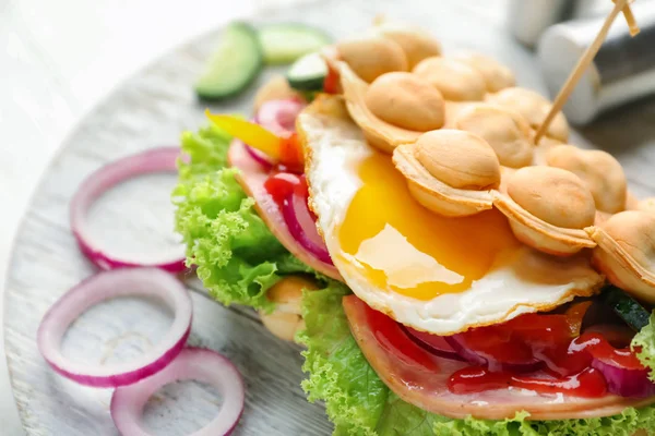 Delicioso Gofre Burbuja Con Huevo Frito Sobre Tabla Madera Primer — Foto de Stock