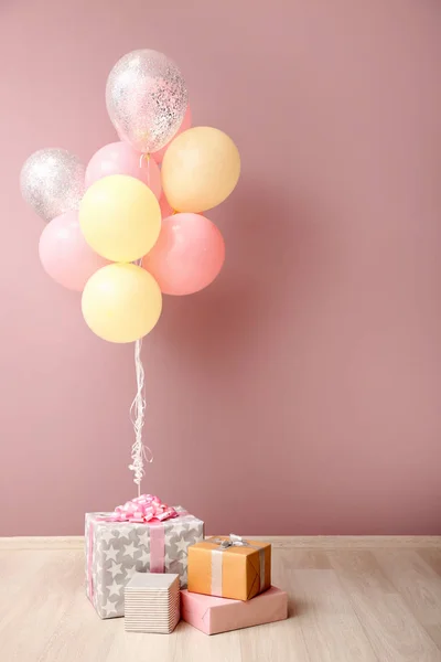 Renkli Hava Balonları Hediye Kutuları Pembe Duvarının Yakınında — Stok fotoğraf