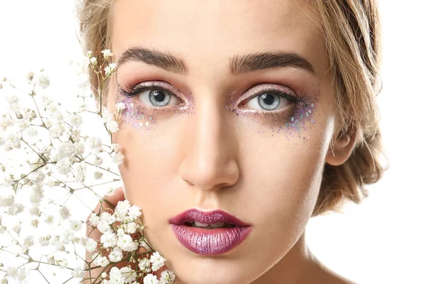 Mujer Joven Con Hermoso Maquillaje Flores Sobre Fondo Blanco Primer — Foto de Stock