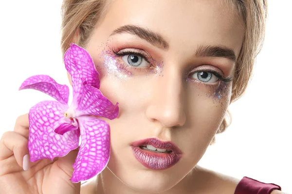 Ung Kvinna Med Vackra Makeup Och Blomma Vit Bakgrund Närbild — Stockfoto
