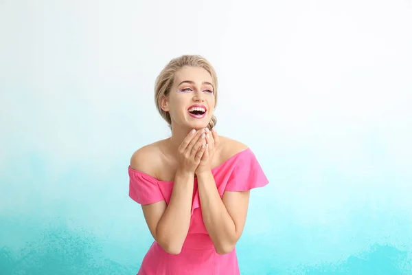 Hermosa Mujer Riendo Sobre Fondo Color — Foto de Stock