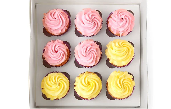 Deliciosos Cupcakes Caixa Papelão Sobre Fundo Branco — Fotografia de Stock
