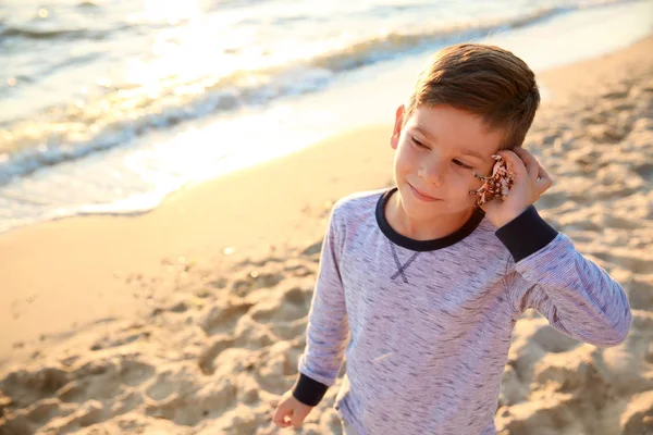 Mignon Petit Garçon Avec Coquille Mer Sur Plage — Photo