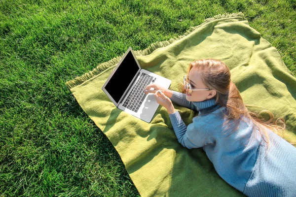 Young Woman Laptop Resting Outdoors — Stock Photo, Image