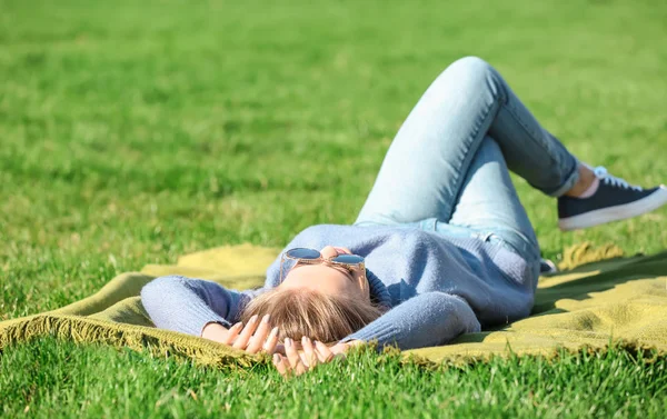 Jeune Femme Couchée Sur Herbe Verte Extérieur — Photo