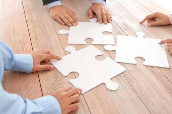 Business Team Assemblaggio Puzzle Tavolo Legno — Foto Stock