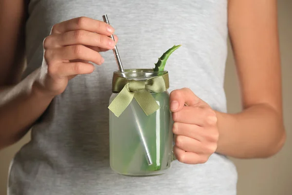 Žena Držící Mason Jar Čerstvou Aloe Vera Šťávy Closeup — Stock fotografie