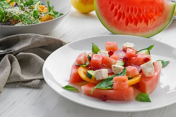 Plaat Met Heerlijke Watermeloen Salade Witte Tafel — Stockfoto