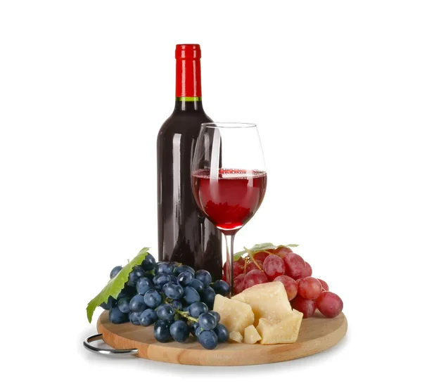 Czerwone Wino Sery Dojrzałych Winogron Białym Tle — Zdjęcie stockowe