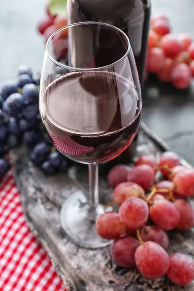 Copo Vinho Tinto Uvas Mesa — Fotografia de Stock