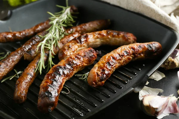 Leckere Grillwürste Mit Rosmarin Auf Pfanne Nahaufnahme — Stockfoto