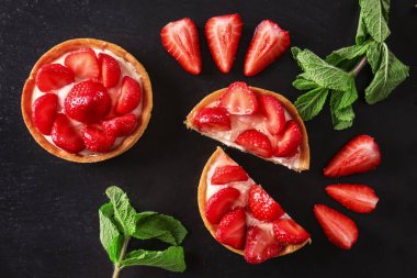 Çilek karanlık tablo ile lezzetli tartlets