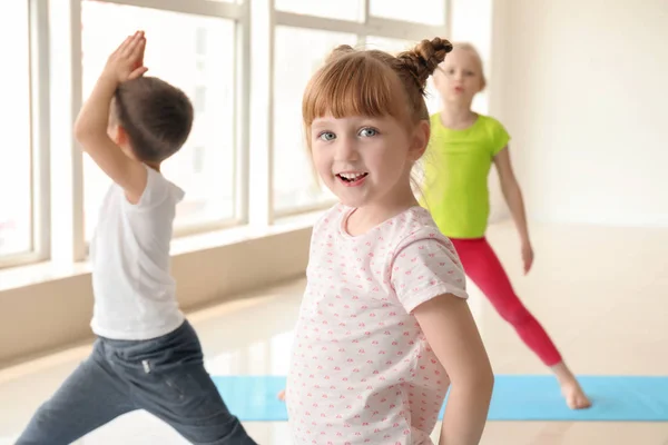 Bambini Piccoli Che Praticano Yoga Chiuso — Foto Stock