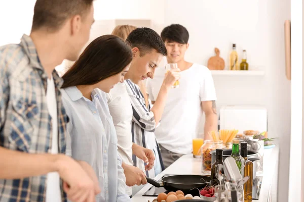 Freunde Kochen Gemeinsam Der Küche — Stockfoto