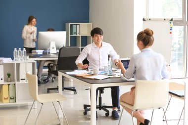 Ofiste çalışan iş ekibi.