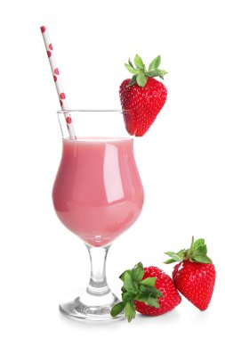 Beyaz arka plan üzerinde çilek ile lezzetli içecek bardak