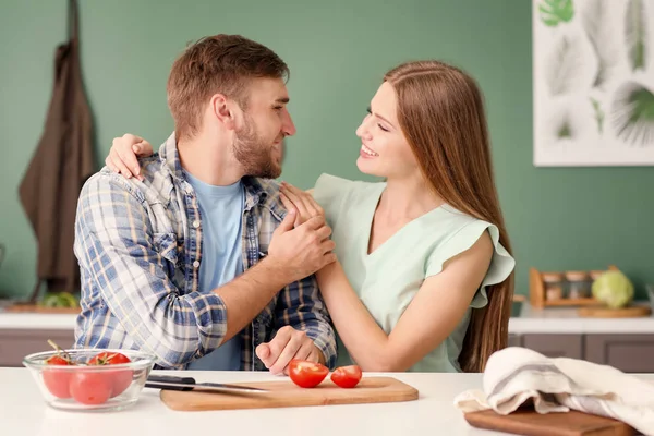 Glückliches Junges Paar Kocht Gemeinsam Küche — Stockfoto