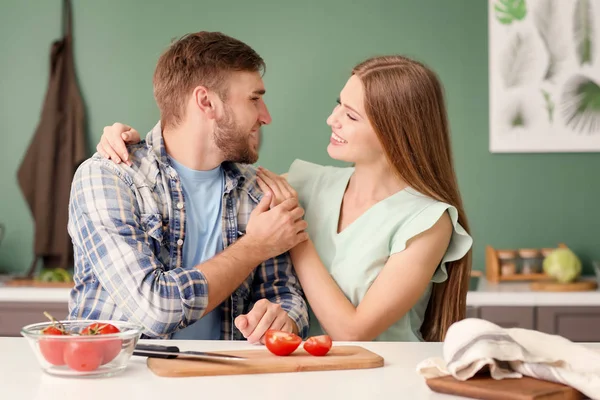 Jovem Casal Feliz Cozinhar Juntos Cozinha — Fotografia de Stock