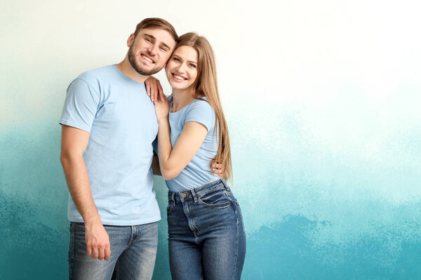 Счастливая молодая пара на цветном фоне