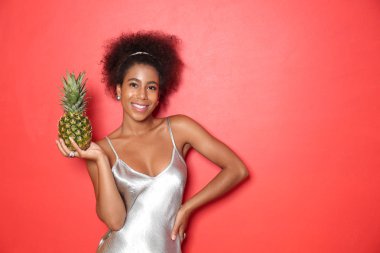 Renkli ananaslı güzel Afro-Amerikalı kadın.